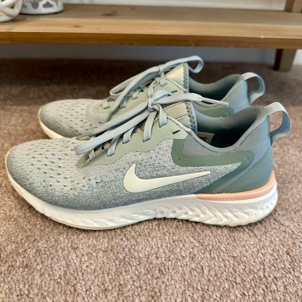 Nike Women's Odyssey React Sneakers Gray and Pink - Picture 7 of 9